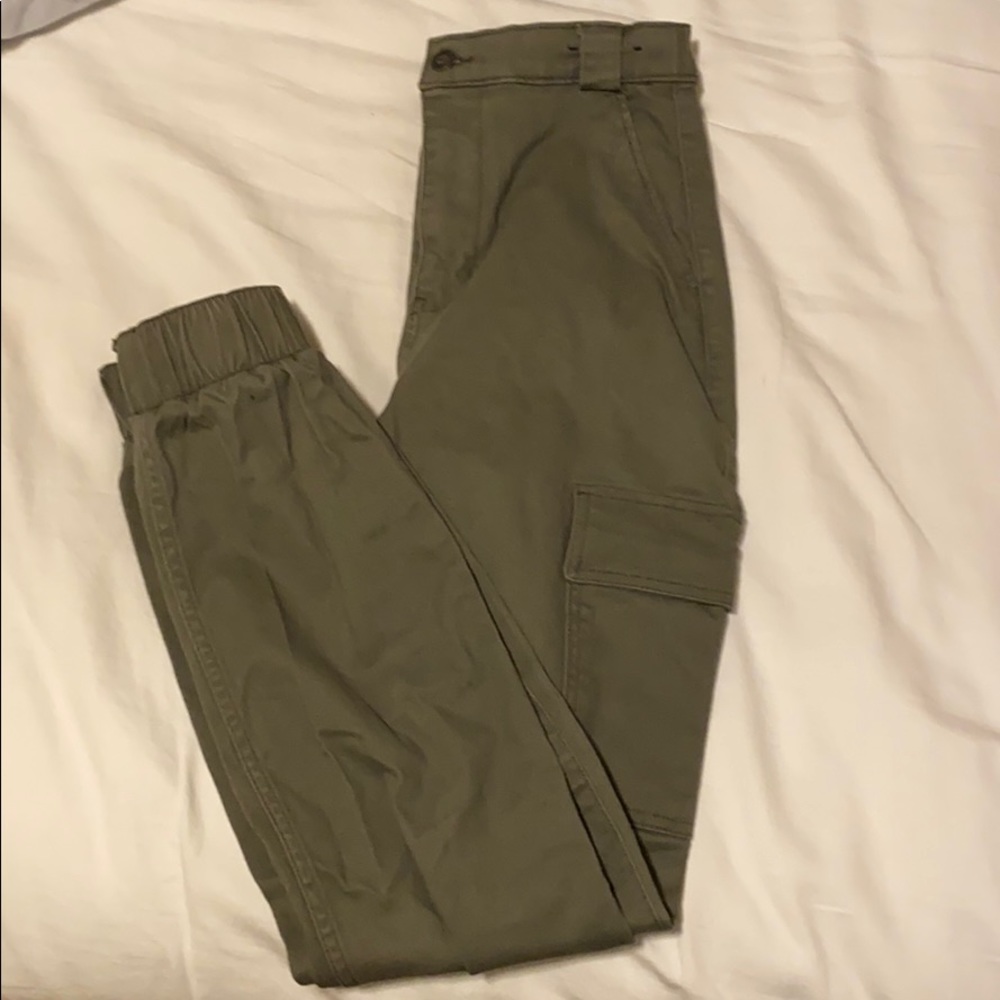 Hollister ultra high rise jogger.